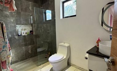 Exclusiva casa en venta totalmente equipada dentro de privada en zona Country