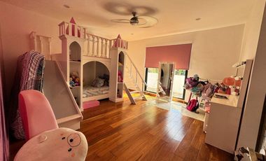 Exclusiva casa en venta totalmente equipada dentro de privada en zona Country