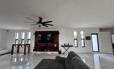 Exclusiva casa en venta totalmente equipada dentro de privada en zona Country