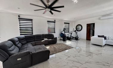 Exclusiva casa en venta totalmente equipada dentro de privada en zona Country