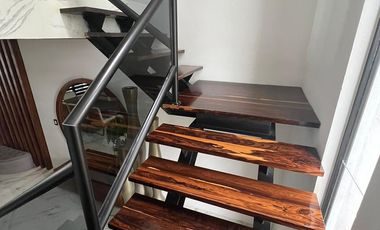 Exclusiva casa en venta totalmente equipada dentro de privada en zona Country