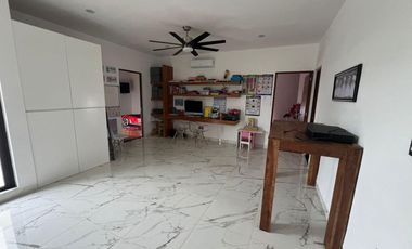 Exclusiva casa en venta totalmente equipada dentro de privada en zona Country