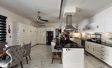 Exclusiva casa en venta totalmente equipada dentro de privada en zona Country