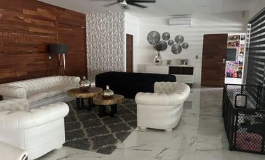 Exclusiva casa en venta totalmente equipada dentro de privada en zona Country