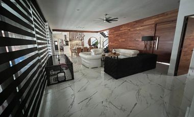 Exclusiva casa en venta totalmente equipada dentro de privada en zona Country