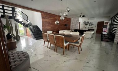 Exclusiva casa en venta totalmente equipada dentro de privada en zona Country