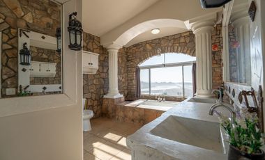 Stunning Coastal Retreat with Panoramic Ocean Views and Independent Guest Casita