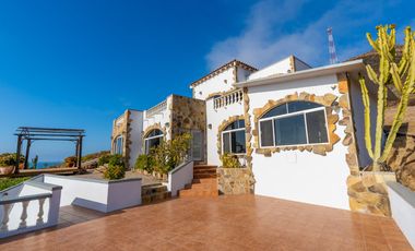 Stunning Coastal Retreat with Panoramic Ocean Views and Independent Guest Casita