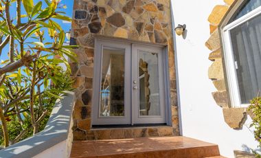 Stunning Coastal Retreat with Panoramic Ocean Views and Independent Guest Casita