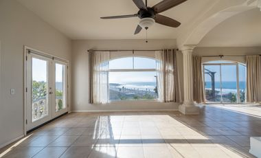 Stunning Coastal Retreat with Panoramic Ocean Views and Independent Guest Casita