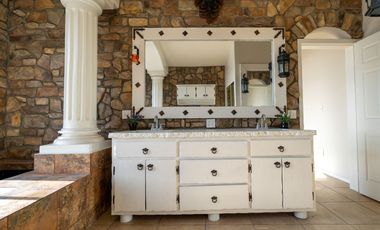 Stunning Coastal Retreat with Panoramic Ocean Views and Independent Guest Casita