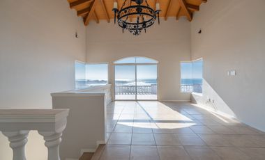 Stunning Coastal Retreat with Panoramic Ocean Views and Independent Guest Casita