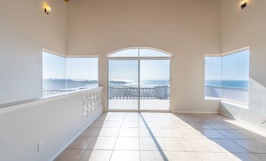 Stunning Coastal Retreat with Panoramic Ocean Views and Independent Guest Casita