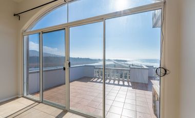 Stunning Coastal Retreat with Panoramic Ocean Views and Independent Guest Casita