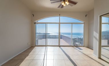 Stunning Coastal Retreat with Panoramic Ocean Views and Independent Guest Casita