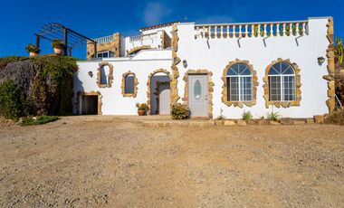 Stunning Coastal Retreat with Panoramic Ocean Views and Independent Guest Casita