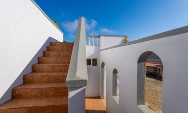 Stunning Coastal Retreat with Panoramic Ocean Views and Independent Guest Casita