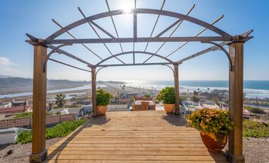 Stunning Coastal Retreat with Panoramic Ocean Views and Independent Guest Casita