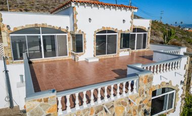 Stunning Coastal Retreat with Panoramic Ocean Views and Independent Guest Casita