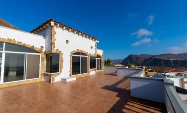 Stunning Coastal Retreat with Panoramic Ocean Views and Independent Guest Casita