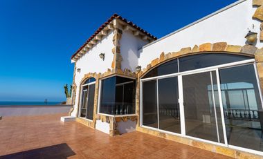Stunning Coastal Retreat with Panoramic Ocean Views and Independent Guest Casita