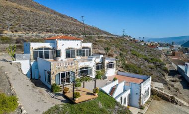 Stunning Coastal Retreat with Panoramic Ocean Views and Independent Guest Casita