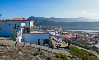 Stunning Coastal Retreat with Panoramic Ocean Views and Independent Guest Casita