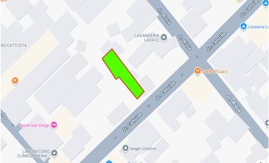 Se vende terreno céntrico, un espacio dormido que espera ser transformado. Son 171 m² de terreno a dos cuadras de la Plaza.