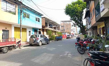 Se vende terreno céntrico, un espacio dormido que espera ser transformado. Son 171 m² de terreno a dos cuadras de la Plaza.