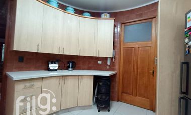 VENDO GRAN CASA COMUNA LA REINA