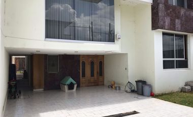 VENTA DE CASA EN LA COL. LOMAS DE SANTA MARÍA.