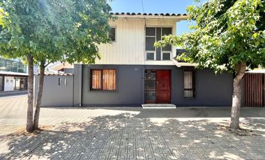 Se arrienda casa céntrica comercial, 4 piezas 3 baños, 2 estacionamiento, Curicó