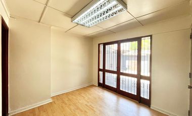 Se arrienda casa céntrica comercial, 4 piezas 3 baños, 2 estacionamiento, Curicó