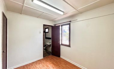 Se arrienda casa céntrica comercial, 4 piezas 3 baños, 2 estacionamiento, Curicó