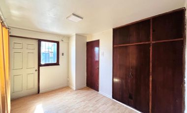 Se arrienda casa céntrica comercial, 4 piezas 3 baños, 2 estacionamiento, Curicó