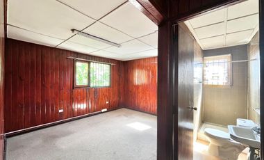 Se arrienda casa céntrica comercial, 4 piezas 3 baños, 2 estacionamiento, Curicó