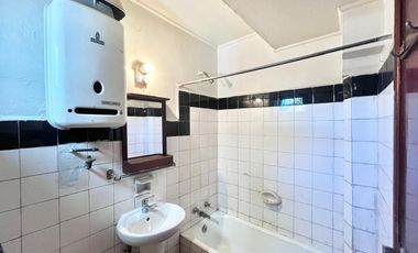 Se arrienda casa céntrica comercial, 4 piezas 3 baños, 2 estacionamiento, Curicó