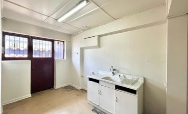 Se arrienda casa céntrica comercial, 4 piezas 3 baños, 2 estacionamiento, Curicó