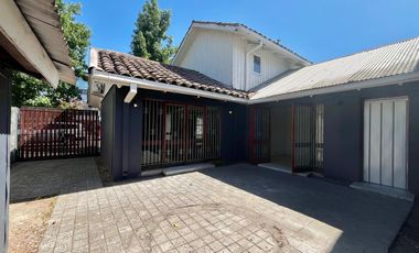 Se arrienda casa céntrica comercial, 4 piezas 3 baños, 2 estacionamiento, Curicó