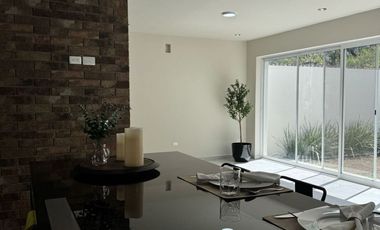 RESIDENCIAL EQUIPADA CON IMPRESIONANTES VISTAS A LAS MONTAÑAS