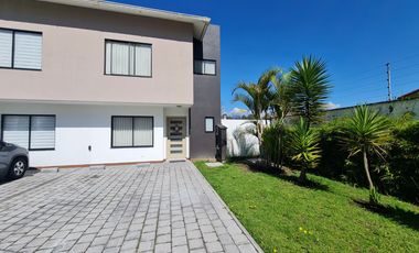 Renta casa de 198m2 en el Dean, Los Chillos con generador eléctrico