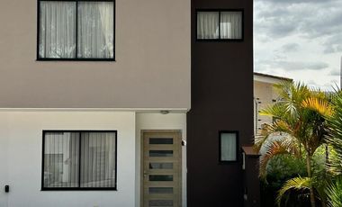Renta casa de 198m2 en el Dean, Los Chillos con generador eléctrico