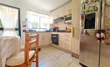 Renta casa de 198m2 en el Dean, Los Chillos con generador eléctrico
