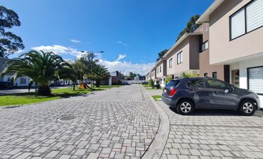 Renta casa de 198m2 en el Dean, Los Chillos con generador eléctrico