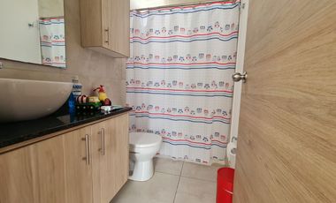 Renta casa de 198m2 en el Dean, Los Chillos con generador eléctrico
