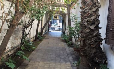 CASA LOFT, 3 NIVELES, APTA PARA OFICINA (O VIVIENDA CON MODIFICACIONES), PASAJE CERRADO. ERNESTO PINTO LAGARRIGUE, BARRIO BELLAVISTA, RECOLETA