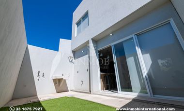 Casa en Venta con recamara en planta baja, Zona Valle Imperial, Zapopan