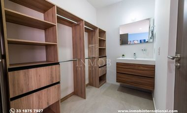 Casa en Venta con recamara en planta baja, Zona Valle Imperial, Zapopan
