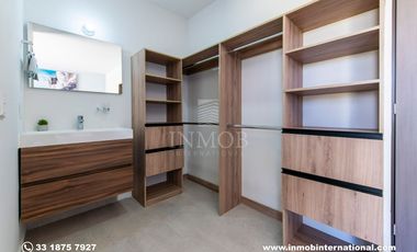 Casa en Venta con recamara en planta baja, Zona Valle Imperial, Zapopan