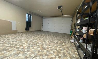 Se Renta Amplia Residencia Amueblada en el Fraccionamiento Cuesta Blanca de dos plantas.